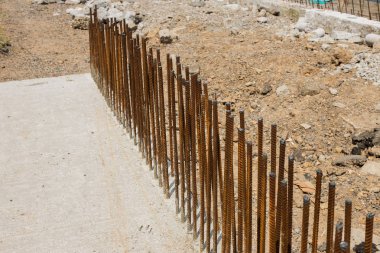 Beton işleri güçlendirilmesi. Deniz kıyısında Beton inşaat takviye için çubuk ile çelik çubuklar giderme çelik tel kullanımı. Çelik çubuk, takviye beton İnşaat için takviye