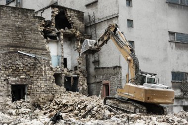 Terk edilmiş bir evde yoksul bir mahallede daraltır. Ev yok edildi. Evin duvarındaki çatlak. İmha eski evler, depremler, ekonomik kriz, terk edilmiş evler. Uygun olmayan evin kırık