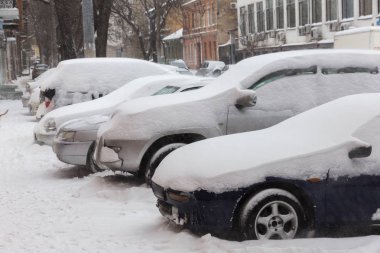 Odessa, Ukrayna - 26 Şubat 2018: yoğun kar yağışı, Siklon kışın sokaklarda. Arabalar karla kaplıdır. Kaygan yol. Kışın kötü hava: şiddetli kar yağışı ve kar fırtınası. Yayalar karda yürümek