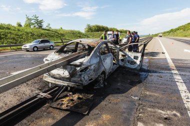 Odessa, Ukrayna - 17 Mayıs 2018: kaza yüksek hızlı yolda. Yüksek hızda sürdü Road arabaya korumak ve yandı. Aşırı hız nedeniyle korkunç trajik kaza. Otomatik yol emniyet görevlisi ayıran içine çöktü
