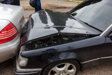 Odessa, Ukrayna - 22 Ağustos 2017: Kaza çarpışma şehir sonra sokak, zarar görmüş arabalar araba kazasında. Arabalar birbirine şehir sokak sürdü. büyük araba kazası, trende yakaladı