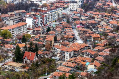 Provadia, Bulgaristan - 19 Kasım 2015: antik kentin bir dağ vadide antik tapınak kaleye Ovech Dağı nın eteklerinde yer alır. Ekonomik kriz kiremitli çatıları görülebilir.