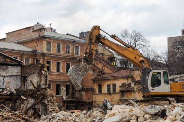 Terk edilmiş bir evde yoksul bir mahallede daraltır. Ev yok edildi. Evin duvarındaki çatlak. İmha eski evler, depremler, ekonomik kriz, terk edilmiş evler. Uygun olmayan evin kırık