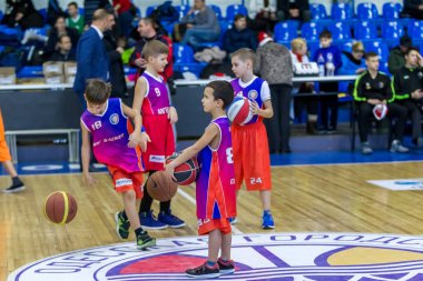 Odessa, Ukrayna - 23 Aralık 2018: genç çocuk basketbol oynamak, Çocuk spor yarışmalarında kutlama çocuk spor basketbol kulübü çocuk spor okul sırasında katılmak