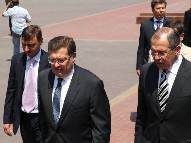 Odessa, Ukrayna - 6 Nisan 2011: Dışişleri Bakanı Sergey Lavrov, resmi ziyaret. Eternal Flame 'e çiçek bırakmak, basın toplantısı. Ukrayna Dışişleri Bakanı Konstantin Gryshchenko