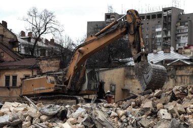 Terk edilmiş bir evde yoksul bir mahallede daraltır. Ev yok edildi. Evin duvarındaki çatlak. İmha eski evler, depremler, ekonomik kriz, terk edilmiş evler. Uygun olmayan evin kırık
