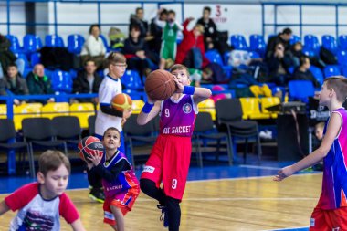 Odessa, Ukrayna - 23 Aralık 2018: genç çocuk basketbol oynamak, Çocuk spor yarışmalarında kutlama çocuk spor basketbol kulübü çocuk spor okul sırasında katılmak