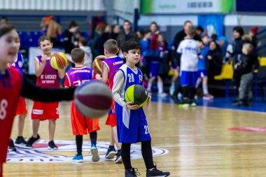 Odessa, Ukrayna - 23 Aralık 2018: genç çocuk basketbol oynamak, Çocuk spor yarışmalarında kutlama çocuk spor basketbol kulübü çocuk spor okul sırasında katılmak