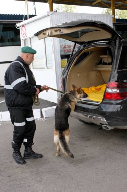 Odessa - 23 Nisan: Gümrük sınır kontrol noktası Ukrayna - Moldova. Vatandaşlar ve 23 Nisan 2008, Odessa, Ukrayna sınır kapısı araba muayene