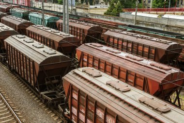 Odessa, Ukrayna - 25 Mayıs 2018: Yük trenleri Odessa Liman kargo terminalinde yükleme için sırada bekliyor. Demiryolu taşımacılığı için en ekonomik lojistik çözümler