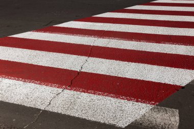 Yaya geçidi. Asfalt üzerinde yol işaretleri. Yaya geçidi. Şehir manzarası: kalanı street, arka planda bir yaya geçidi. İşaretleme otomobil şehir içi için. Yayalar için güvenli geçiş