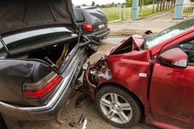 Odessa, Ukrayna - 22 Ağustos 2017: Kaza çarpışma şehir sonra sokak, zarar görmüş arabalar araba kazasında. Arabalar birbirine şehir sokak sürdü. büyük araba kazası, trende yakaladı