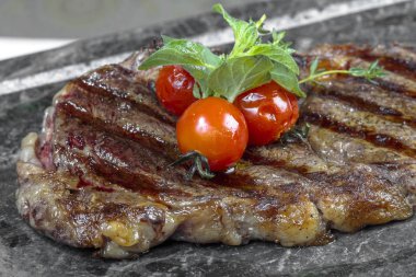 Gıda. Kemik sebze baharat soslu lezzetli ızgara et vie pahalı restoran menü arka plan için bir şablon olarak