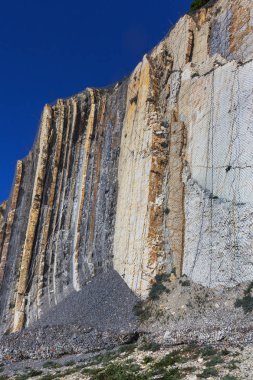 Özel metal kafes olan yol,'yakınında güçlendirilmesi tehlikeli dağ yamaçlarında. Dağ slough yoldan, kaya düşmesi metal net çitler frenleyici birikmiş korunması