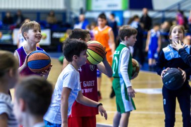 Odessa, Ukrayna - 23 Aralık 2018: genç çocuk basketbol oynamak, Çocuk spor yarışmalarında kutlama çocuk spor basketbol kulübü çocuk spor okul sırasında katılmak