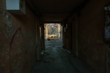 Tünel ışık mistik görünümü. Eski bir duvar eski kemer tünelden. uzun Metro tuğla tünel. Mistik zindan. Işık uzun koridor, arka plan korku sonunda. Terk edilmiş, ürkütücü koridor