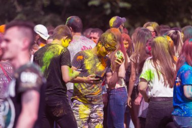 KRASNODAR, RUSSIA - May11,2018: Renkler Festivali, geleneksel Hint Holi festivali. Gençler Holi bayramında renkli pudra atarken eğleniyorlar. Renkli boya festivali. Renk Festivali