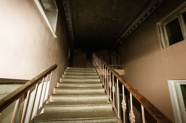 Çimento, eski bina taş merdiven. Eski bir binanın katları arasında bir vintage taş merdiven. Bina moda ve SSCB'de 20. yüzyılın teknoloji