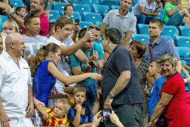 Odessa, Ukrayna - 2 Ağustos 2015: Gürcüce ve Ukraynalı siyasetçi, Ukrayna, Mikhail Saakaşvili, kendini hayranları ile oyun sırasında Fc Dinamo Kiev - Chernomorets Odessa fotoğraflandı Odessa bölge valisi. Major League.