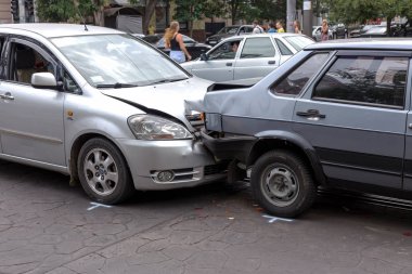 Odessa, Ukrayna - 13 Ağustos 2015: Şehir merkezinde bir araba kazası. Bir kaza parçası. Makine arkasında birbirine düştü. Tipik bir sorun kentsel trafik