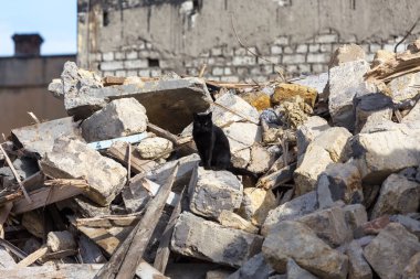 Terk edilmiş bir evde yoksul bir mahallede daraltır. Ev yok edildi. Evin duvarındaki çatlak. İmha eski evler, depremler, ekonomik kriz, terk edilmiş evler. Uygun olmayan evin kırık