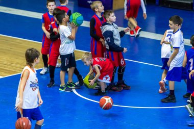 Odessa, Ukrayna - 23 Aralık 2018: genç çocuk basketbol oynamak, Çocuk spor yarışmalarında kutlama çocuk spor basketbol kulübü çocuk spor okul sırasında katılmak