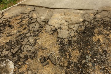 Teknoloji yollarının yapımı ihlalleri nedeniyle aşırı soğuk ve ağır yağmurlar asfalt yol yıkadı ve çok sayıda çatlaklar ve tehlikeli hataları kurdu