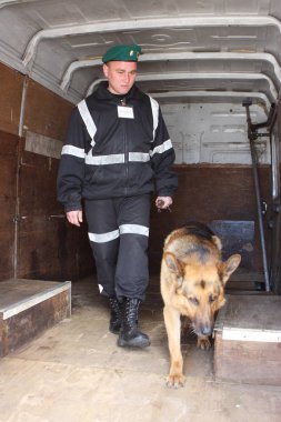 Odessa - 23 Nisan: Gümrük sınır kontrol noktası Ukrayna - Moldova. Vatandaşlar ve 23 Nisan 2008, Odessa, Ukrayna sınır kapısı araba muayene