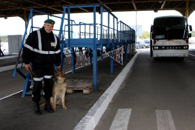 Odessa - 23 Nisan: Gümrük sınır kontrol noktası Ukrayna - Moldova. Vatandaşlar ve 23 Nisan 2008, Odessa, Ukrayna sınır kapısı araba muayene