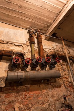 eski kazan dairesinde Bodrum. Eski kontrol merkezi kazan dairesi ile boru ve yuvarlak su musluklar. Endüstriyel bir binanın terk edilmiş iç. eski kazan dairesi zarar görmüş. Eski paslı boruları Sanayi