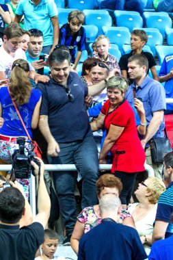 Odessa, Ukrayna - 2 Ağustos 2015: Gürcüce ve Ukraynalı siyasetçi, Ukrayna, Mikhail Saakaşvili, kendini hayranları ile oyun sırasında Fc Dinamo Kiev - Chernomorets Odessa fotoğraflandı Odessa bölge valisi. Major League.