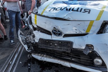 Odessa, Ukrayna - 11 Temmuz 2016: Kaza kaza bir polis ekibi ile sokakta. Polis araba kovalamaca sırasında suçlu kontrolü kaybedip büyük bir kaza yaratılmıştır. Kırık araba çarpışma