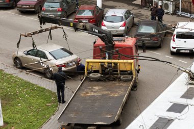 Odessa, Ukrayna - 7 Aralık 2017: Trafik polis memuru çekici çekili araba almak. Araba tug, oto çekici bir platform için üzerine yüklenir. Acil forklift kamyon araba çekme
