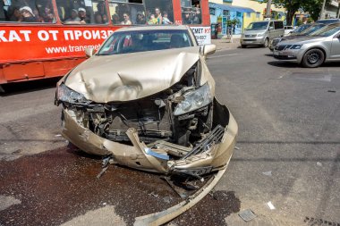Odessa, Ukrayna - 7 Haziran 2018: kaza kaza: City çarpışma sonra sokak, hasarlı otomobil. Şehir yol Kavşağı'nda trafik kazasında. Kaza kaza street: