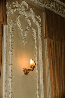 SSCB'in eski il Sovyet tiyatro, mistik iç. Sıva belgeleme, duvar ve tavan nostaljik resmini devrimci geçmiş SSCB parçaları ile. Lüks İmparatorluk tarzı iç