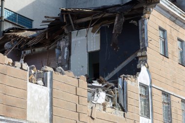 Terk edilmiş bir evde yoksul bir mahallede daraltır. Ev yok edildi. Evin duvarındaki çatlak. İmha eski evler, depremler, ekonomik kriz, terk edilmiş evler. Uygun olmayan evin kırık