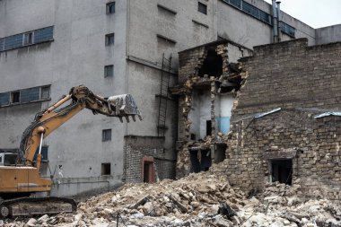 Terk edilmiş bir evde yoksul bir mahallede daraltır. Ev yok edildi. Evin duvarındaki çatlak. İmha eski evler, depremler, ekonomik kriz, terk edilmiş evler. Uygun olmayan evin kırık