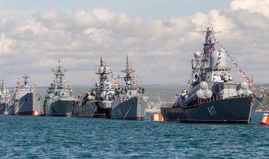 9 Mayıs 2015: Deniz Geçidi savaş gemileri Rus Karadeniz Filosu. Büyük Vatanseverlik Savaşı 'nın Zaferi Günü. Faşizme karşı 70 yıllık Büyük Zafer. Rus donanması