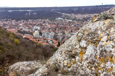 Provadia, Bulgaristan - 19 Kasım 2015: antik kentin bir dağ vadide antik tapınak kaleye Ovech Dağı nın eteklerinde yer alır. Ekonomik kriz kiremitli çatıları görülebilir.