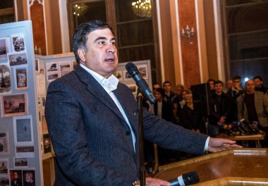 Odessa, Ukrayna - 28 Ekim 2015: Gürcüce ve Ukraynalı siyasetçi, Odessa region, sivil itaatsizlik için Belediye Başkanı Odessa seçimden sonra denilen toplantısında Mikhail Saakaşvili Valisi
