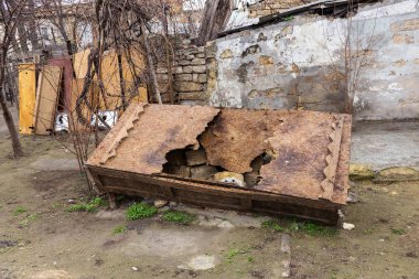 Kötü insanların yaşadığı kötü bir mahalle evlerde. İmha eski evler, depremler, ekonomik kriz, terk edilmiş evler. Kırık uygun olmayan evde. Odessa, Ukrayna, 2018