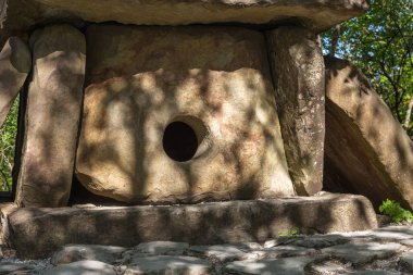 Gizemli antik dolmen Markot Ridge, Gelengik, Krasnodar bölgesi, Rusya, 2018 üst kısmında. Giriş antik taş dolmen, tarihsel mistik kalıntı, bilinmeyen bir yere