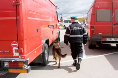 Odessa - 23 Nisan: Gümrük sınır kontrol noktası Ukrayna - Moldova. Vatandaşlar ve 23 Nisan 2008, Odessa, Ukrayna sınır kapısı araba muayene