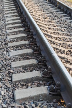 Eski demiryolu parça perspektif içinde. Eski rayları yatay olarak. Raylar arazi. Demiryolu parça Merkezi sayfasının en önde. Tramvay rayları ile demiryolu hattı inşaatı çakıl ve uyuyanlar temelini