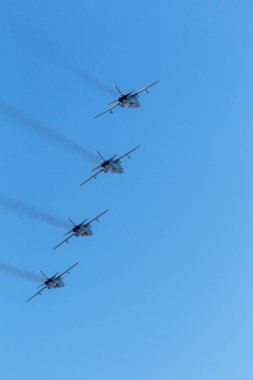 Sivastopol, Kırım, Ukrayna - 9 Mayıs 2015: Rus Donanma Karadeniz Filosu havalandı. Askeri savaşçı. Askeri helikopterler. Amfibi uçaklar. Alttan mavi gökyüzüne karşı alındı