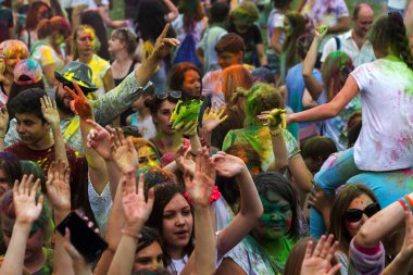 KRASNODAR, RUSSIA - May11,2018: Renkler Festivali, geleneksel Hint Holi festivali. Gençler Holi bayramında renkli pudra atarken eğleniyorlar. Renkli boya festivali. Renk Festivali