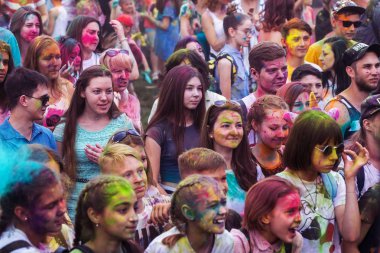 KRASNODAR, RUSSIA - May11,2018: Renkler Festivali, geleneksel Hint Holi festivali. Gençler Holi bayramında renkli pudra atarken eğleniyorlar. Renkli boya festivali. Renk Festivali