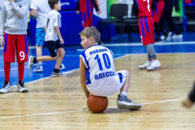Odessa, Ukrayna - 23 Aralık 2018: genç çocuk basketbol oynamak, Çocuk spor yarışmalarında kutlama çocuk spor basketbol kulübü çocuk spor okul sırasında katılmak
