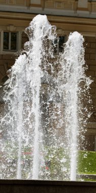 Şehir çeşme. Şehir Parkı sıcak yaz gününde çeşme. su, damla ve güzel bir şehir çeşme su parlak su sıçramalarına akış. Parlak şehir Çeşme suda köpüklü streams