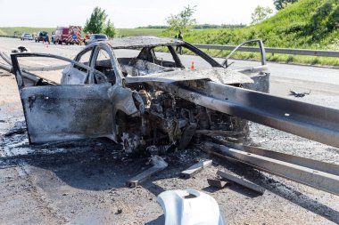 Odessa, Ukrayna - 17 Mayıs 2018: kaza yüksek hızlı yolda. Yüksek hızda sürdü Road arabaya korumak ve yandı. Aşırı hız nedeniyle korkunç trajik kaza. Otomatik yol emniyet görevlisi ayıran içine çöktü